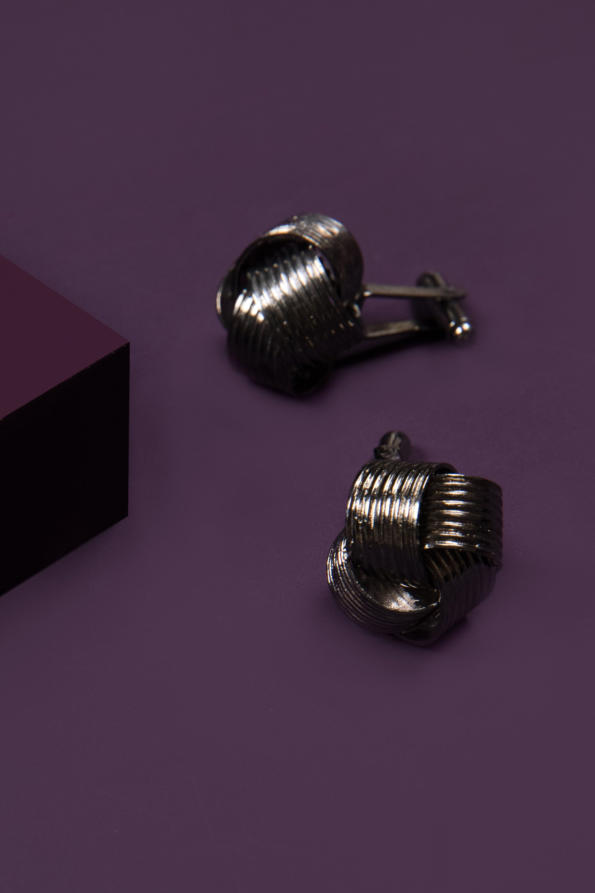 Intertwine Cufflinks Black - Pehr Adorning Time 